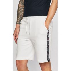 Tommy Hilfiger - Szorty. Białe szorty Tommy Hilfiger, bez wzorów, z bawełny, casualowe. W wyprzedaży za 199.90 zł.