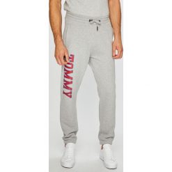 Tommy Jeans - Spodnie. Spodnie materiałowe marki Tommy Jeans. W wyprzedaży za 239.90 zł.