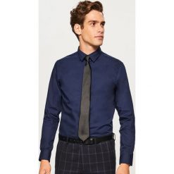 Koszula regular fit - Granatowy. Koszule marki Under Armour. W wyprzedaży za 39.99 zł.