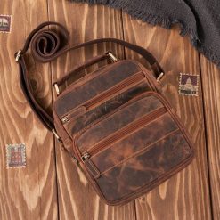 Saszetka męska na ramię skórzana vintage do pracy praktyczna brązowa Paolo Peruzzi T-128-HBR. Brązowe torby na ramię bez wzorów, z materiału, do ręki, małe, bez dodatków. Za 229.99 zł.