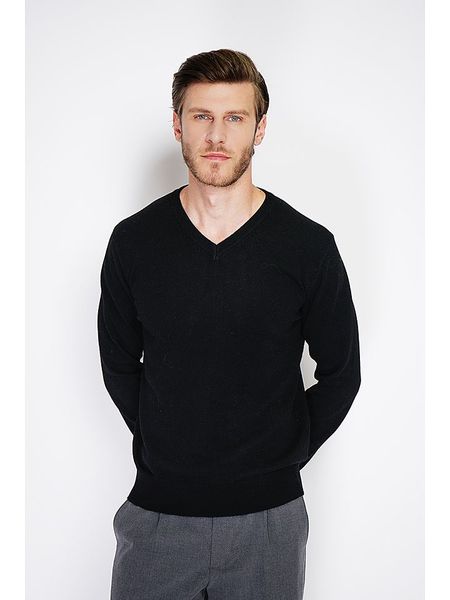 C& Jo Sweter w kolorze czarnym rozmiar: 52. Czarne swetry nierozpinane C& Jo, bez wzorów, ze splotem, bez kołnierzyka, bez ramiączek. Za 152.99 zł.