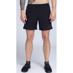 Spodenki treningowe męskie SKMF251 - głęboka czerń. Krótkie spodenki sportowe 4F. W wyprzedaży za 59.99 zł.
