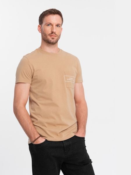 Męski bawełniany t-shirt z nadrukiem na kieszonce Ombre Streetstyle – piaskowy V6. Pomarańczowe t-shirty Ombre Clothing, m, bez wzorów, z bawełny, bez kołnierzyka, bez ramiączek. W wyprzedaży za 19.99 zł.
