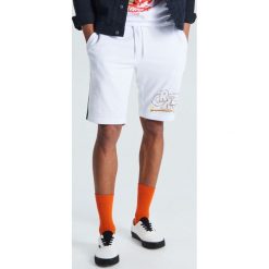 Dresowe szorty z lampasem - Biały. Krótkie spodenki sportowe marki Cropp. Za 69.99 zł.