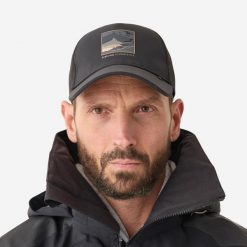 Czapka wędkarska z daszkiem Caperlan 900 wodoodporna. Czarne czapki z daszkiem CAPERLAN, bez wzorów, z elastanu. Za 49.99 zł.