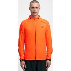 Kurtka do biegania męska KUMTR202 - pomarańcz neon. Kurtki marki 4F. W wyprzedaży za 99.99 zł.