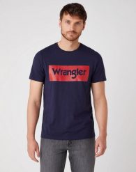 MĘSKI T-SHIRT WRANGLER SS LOGO TEE NAVY W742FK114 112131081. Niebieskie t-shirty Wrangler, m, bez wzorów, bez kołnierzyka, bez ramiączek. Za 69.99 zł.