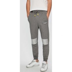 Guess Jeans - Spodnie. Szare spodnie materiałowe Guess Jeans, na co dzień, m, z aplikacjami, z bawełny, casualowe. W wyprzedaży za 219.90 zł.