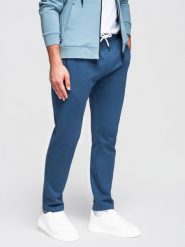 Spodnie męskie bawełniane dresowe BASIC z nogawką bez ściągacza - ciemnoniebieskie V4 - Rozmiar: XL. Niebieskie spodnie materiałowe Ombre Clothing, na co dzień, l, z aplikacjami, z bawełny, klasyczne. W wyprzedaży za 118.99 zł.