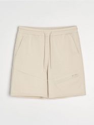 Szorty - kremowy. Białe krótkie spodenki sportowe Sinsay, l, bez wzorów. W wyprzedaży za 39.99 zł.