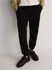 Spodnie cargo jogger - czarny. Czarne joggery i bojówki Reserved, l, bez wzorów, z bawełny. W wyprzedaży za 69.99 zł.
