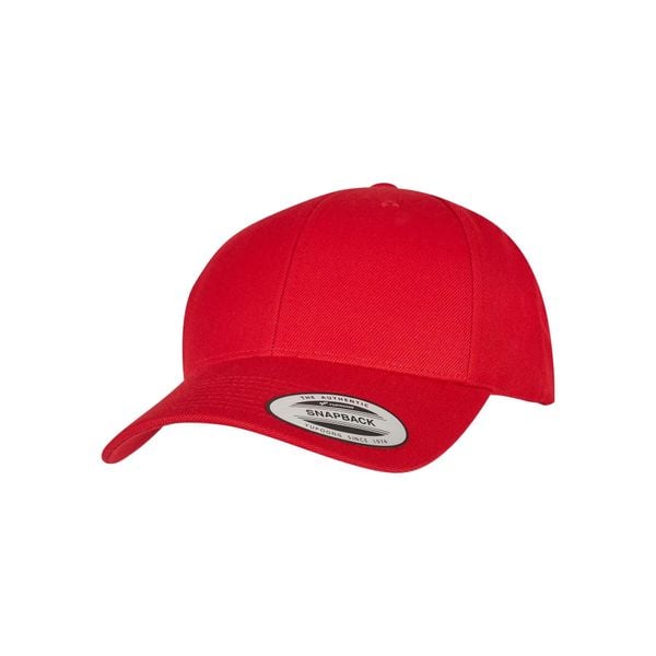 Czapka typu snapback Flexfit Classic. Czerwone czapki z daszkiem FLEXFIT, bez wzorów, z materiału. Za 67.65 zł.