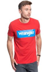 WRANGLER SS LOGO TEE FORMULA RED W742FKXWO 112131089. Czerwone t-shirty Wrangler, s, bez wzorów, bez kołnierzyka, bez ramiączek. Za 69.99 zł.