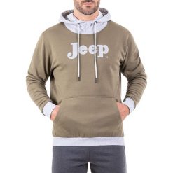 Bluza w kolorze oliwkowo-jasnoszarym. Bluzy z kapturem marki Jeep. W wyprzedaży za 114.95 zł.