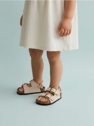 Sandały z klamrami - beżowy. Brązowe sandały Sinsay, bez zapięcia. W wyprzedaży za 29.99 zł.
