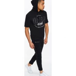 BLUZA MĘSKA NIEROZPINANA Z KRÓTKIM RĘKAWEM I NADRUKIEM. Bluzy marki TOP SECRET. W wyprzedaży za 59.99 zł.