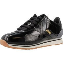 Buty MUNICH 8350207M SAPPORO 207 Czarny. Czarne buty turystyczne munich, bez wzorów, z lakierowanej skóry, bez zapięcia, na fitness i siłownię. Za 483.99 zł.