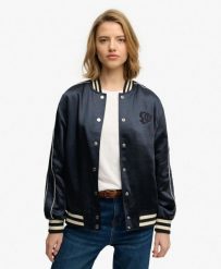 Superdry Kurtka Bomber Varsity Satin dopasowana. Niebieskie kurtki Superdry, bez wzorów, z elastanu, bez kaptura. Za 407.10 zł.