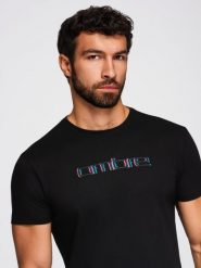 Męski t-shirt z haftem na klatce piersiowej – czarny V1 - Rozmiar: XXL. Czarne t-shirty Ombre Clothing, m, bez wzorów, z bawełny, bez kołnierzyka, bez ramiączek. Za 129.99 zł.