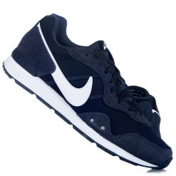 Buty męskie sportowe do chodzenia NIKE VENTURE RUNNER. Białe buty do biegania Nike, bez wzorów, bez zapięcia, trekkingowe. Za 299.00 zł.