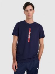 4F T-shirt regular z nadrukiem męski - granatowy L. Niebieskie t-shirty 4F, l, bez wzorów, z bawełny, bez kołnierzyka, bez ramiączek. W wyprzedaży za 49.99 zł.