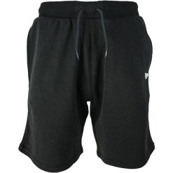 Krótki New Era Ne Essential. Czarne szorty New Era, m, bez wzorów. W wyprzedaży za 141.55 zł.