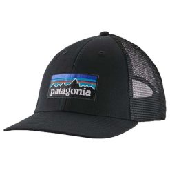 Czapka z daszkiem P-6 Logo LoPro Trucker Hat. Czarne czapki z daszkiem Patagonia, bez wzorów. Za 141.99 zł.