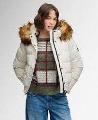 Superdry Kurtka bomber z kapturem Everest z futrem syntetycznym. Białe kurtki Superdry, bez wzorów, z materiału, z kapturem. Za 786.80 zł.