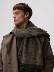 Szalik z domieszką wełny - jasny zielony. Zielone szaliki Reserved, bez wzorów, z wełny. W wyprzedaży za 49.99 zł.