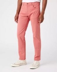 WRANGLER GREENSBORO MĘSKIE SPODNIE MATERIAŁOWE FADED ROSE W15QY6XAP 112145839. Czerwone spodnie materiałowe Wrangler, l, bez wzorów, z materiału. Za 209.99 zł.