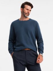 Męski sweter RELAXED FIT z dzianiny o diamentowym splocie – granatowy V2. Niebieskie swetry nierozpinane Ombre Clothing, m, z aplikacjami, z bawełny, bez kołnierzyka, bez ramiączek. W wyprzedaży za 69.99 zł.