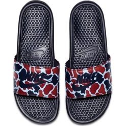 Nike Klapki Nike Benassi Just Do It Print 631261 405 631261 405 czerwony 38 1/2. Klapki marki Nike. Za 117.48 zł.