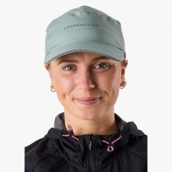 Czapka do biegania unisex Swedemount Ultra Light Running Cap szybkoschnąca. Czerwone czapki z daszkiem SWEDEMOUNT, bez wzorów, z materiału. Za 79.99 zł.
