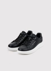 PAKO LORENTE – Czarne sneakersy męskie z logo PL. Czarne buty sportowe casual Pako Lorente, bez wzorów, bez zapięcia. Za 199.99 zł.