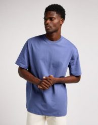 MESKA KOSZULKA LEE PLAIN LOOSE TEE SURF BLUE 112350758. Niebieskie t-shirty Lee, xl, bez wzorów, bez kołnierzyka, bez ramiączek. Za 79.99 zł.