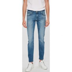Wrangler - Jeansy Larston. Jeansy marki Wrangler. W wyprzedaży za 229.90 zł.