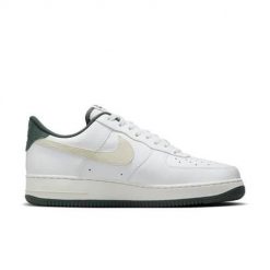 Buty do chodzenia męskie Nike Air Force 1 ’07 Lv8. Białe buty sportowe casual Nike, bez wzorów, z gumy, bez zapięcia, nike air force. Za 767.00 zł.
