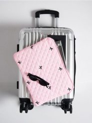 Pikowana torba na laptopa z motywem kokard - różowy. Czerwone torby na laptopa Sinsay, pikowane. Za 25.99 zł.