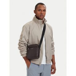 Saszetka Calvin Klein. Brązowe saszetki i nerki CALVIN KLEIN, bez wzorów, małe, bez dodatków. Za 329.99 zł.