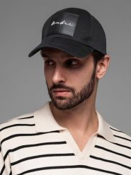 Czapka męska bejsbolówka z daszkiem i dużą naszywką – czarna V1 OM-ACCS-0101 - uniwersalny. Czarne czapki z daszkiem Ombre Clothing, z aplikacjami, z bawełny. Za 59.99 zł.