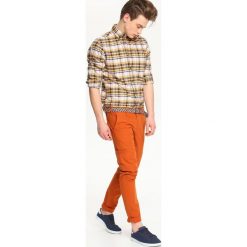KOSZULA DŁUGI RĘKAW MĘSKA SLIM FIT. Żółte koszule TOP SECRET, m, bez wzorów, z bawełny, bez kołnierzyka, bez ramiączek. W wyprzedaży za 29.99 zł.
