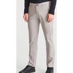 Klasyczne chinosy slim - Jasny szar. Sztyblety marki Reserved. Za 129.99 zł.