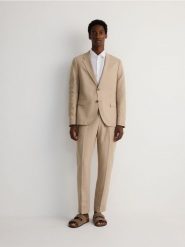 Spodnie garniturowe z lnem - beżowy. Brązowe garnitury Reserved, bez wzorów, z wiskozy. W wyprzedaży za 119.99 zł.