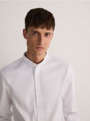 Koszula slim z bawełny oxford - biały. Białe koszule Reserved, l, bez wzorów, z bawełny, bez kołnierzyka, bez ramiączek. W wyprzedaży za 49.99 zł.