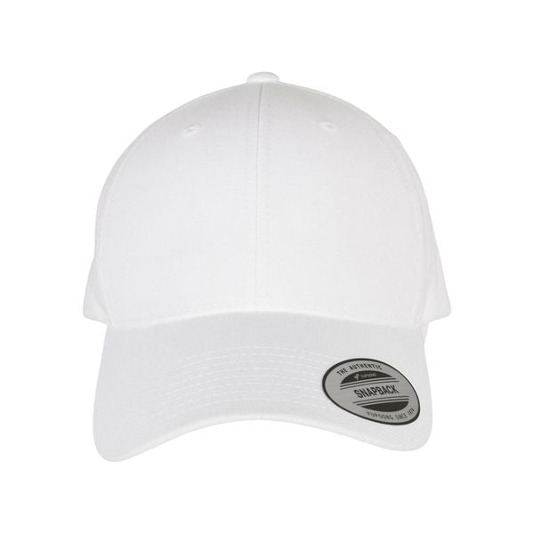 Czapka typu snapback Flexfit Classic. Białe czapki z daszkiem FLEXFIT, bez wzorów, z materiału. Za 67.65 zł.