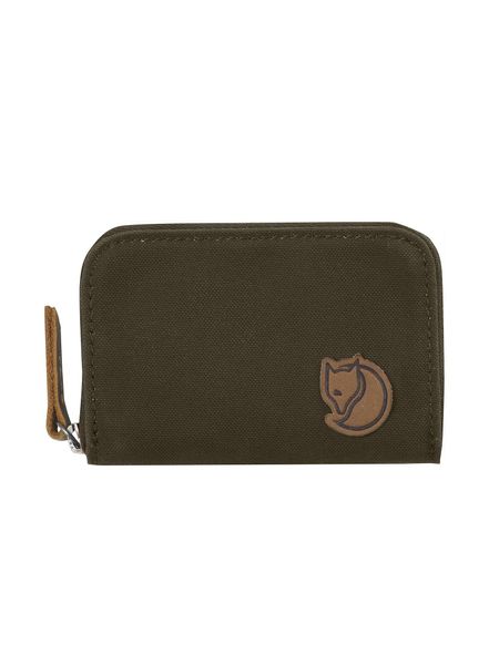 Portfel Fjallraven Zip Card Holder - dark olive. Zielone portfele Fjällräven, bez wzorów, z materiału. Za 114.39 zł.