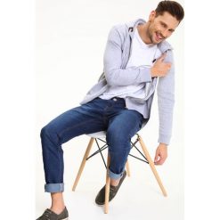 SPODNIE DŁUGIE MĘSKIE. Spodnie materiałowe marki TOP SECRET. W wyprzedaży za 49.99 zł.