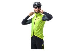 Kamizelka rowerowa męska Alé Cycling Guscio Light Pack. Czarne kamizelki sportowe ALÉ CYCLING, na lato, m, bez wzorów, z materiału, bez kaptura, rowerowe. Za 302.00 zł.