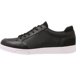 Calvin Klein BALIN Sneakersy niskie black. Buty sportowe casual marki CALVIN KLEIN. W wyprzedaży za 395.45 zł.