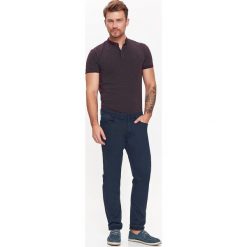 SPODNIE MĘSKIE GŁADKIE Z PIĘCIOMA KIESZENIAMI O KROJU SLIM. Eleganckie spodnie marki TOP SECRET. W wyprzedaży za 49.99 zł.